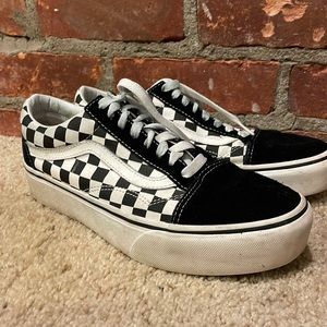 CHECKERBOARD OLD SKOOL PLATFORM VANS- 9 women’s